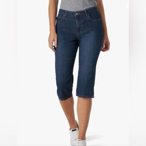 Levi’s women, Demi curve, classic rise, capris, dark‎ wash denim size 10/30